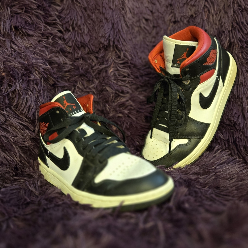 Women's Nike High Top AIR JORDAN 1 Mid Sneaker